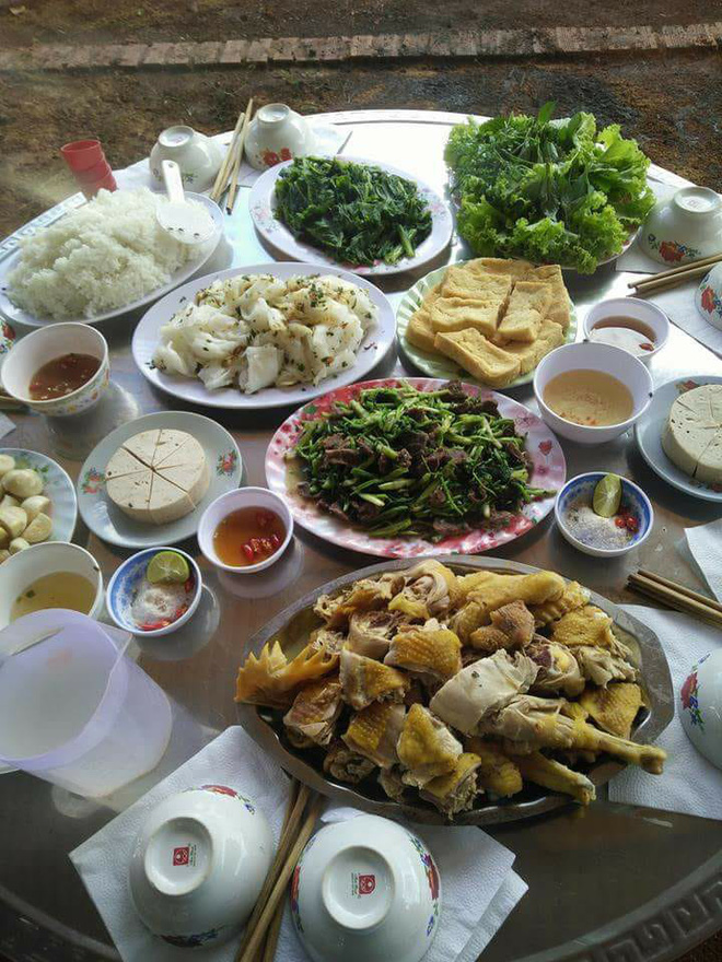 Cô nàng khoe đi ăn cưới cưới toàn đồ biển, dân mạng thi nhau chia sẻ mâm cỗ rồi đoán xem ai quê ở đâu